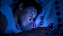 Copiii care intră pe rețelele sociale la 11-12 ani obțin rezultate mai slabe la școală