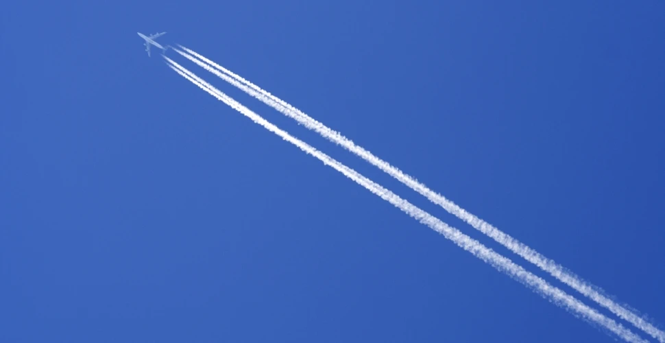 Pericolul pe care îl vedem aproape zilnic pe cer. Cum ne fac rău urmele lăsate de avioane?