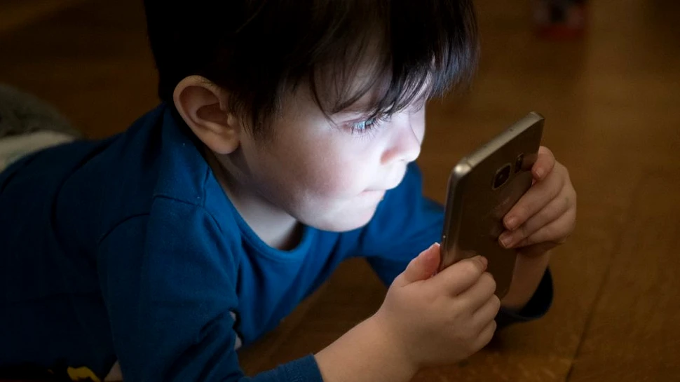 Studiile arată că dispozitivele folosite în exces duc la performanţe academice slabe ale copiilor