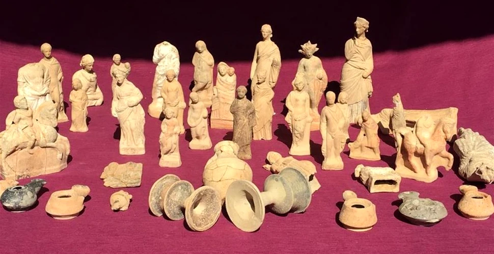 Zeci de figurine din teracotă care înfățișează zei și muritori antici, descoperite în Turcia