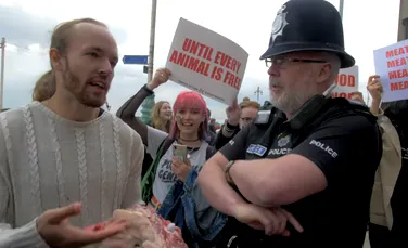 Un festival pentru vegani a fost deranjat de un bărbat care a mâncat un cap de porc în faţa vizitatorilor. Care a fost reacţia participanţilor – VIDEO