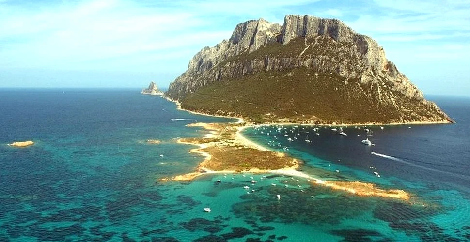 Tavolara, insula din largul coastelor Sardiniei care găzduieşte cel mai mic ”regat” din lume – FOTO
