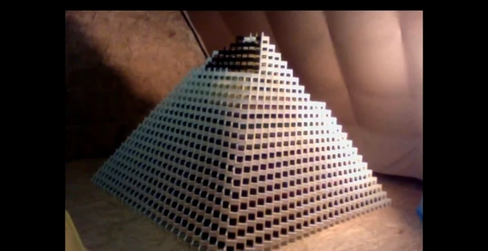 O piramidă din piese de domino s-a prăbuşit imediat înainte de finalizare! (VIDEO)