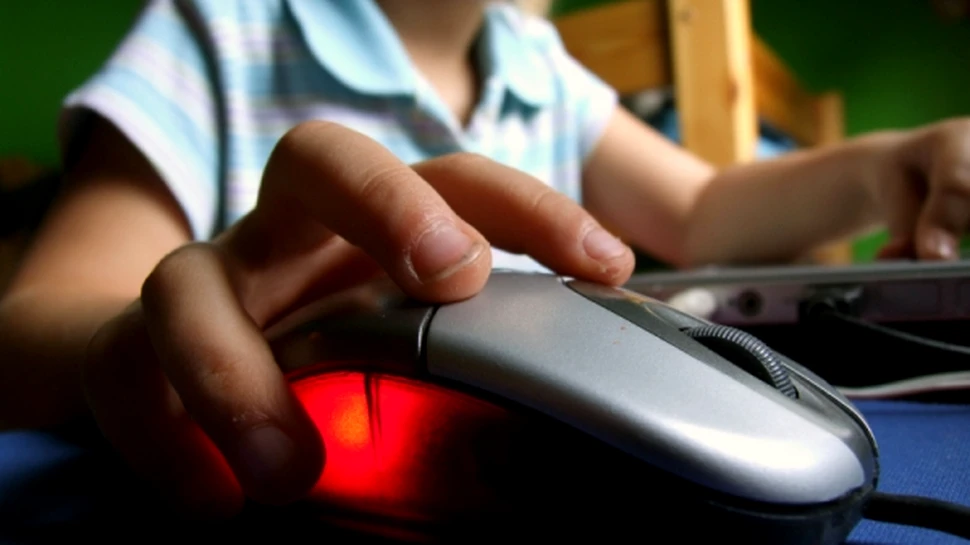 PERICOLUL uriaş al utilizării zilnice a Internetului de către elevi