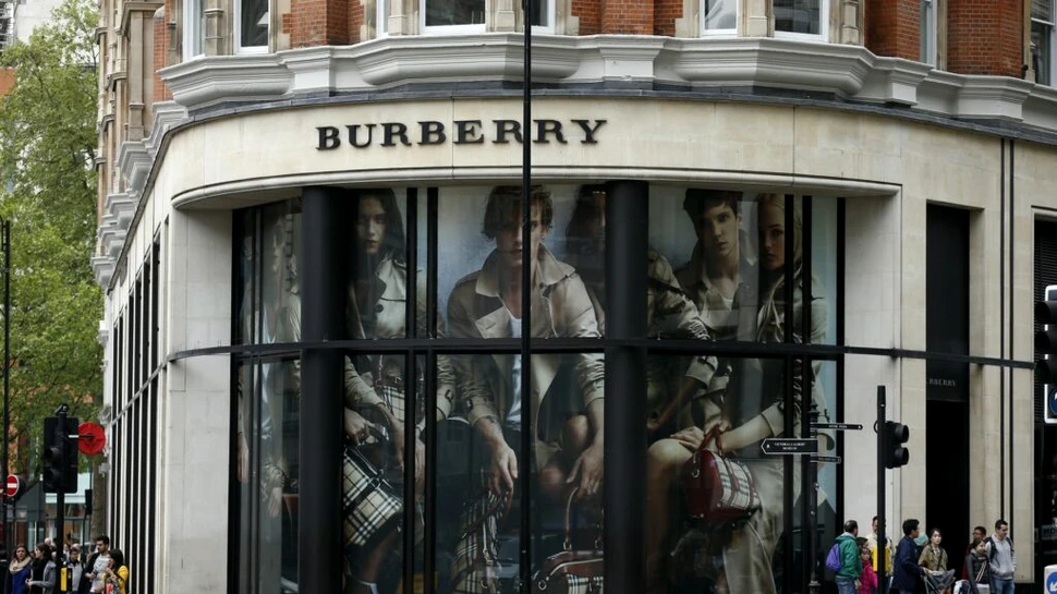 Directorul general al casei de modă Burberry pleacă după mai puțin de 2 ani și jumătate
