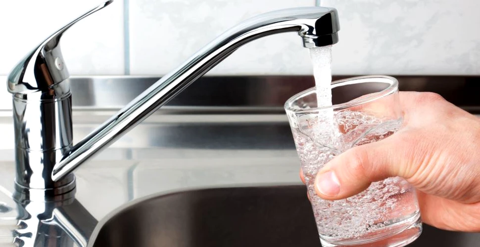 Apă plată vs apă minerală: care este mai sănătoasă şi hidratează intens