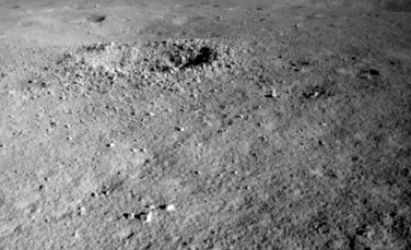 Substanța strălucitoare asemănătoare unui „gel” descoperită pe Lună a fost în sfârșit identificată