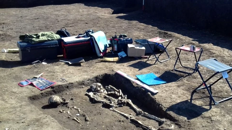 Descoperire surprinzătoare a arheologilor în judeţul Prahova. Ce au găsit într-un mormânt din secolul III