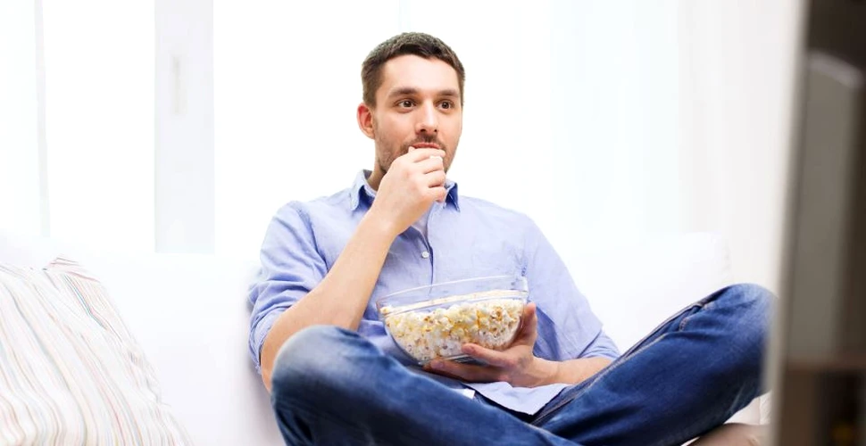 Un studiu recent susţine că mai mult de jumătate dintre români mănâncă în faţa televizorului