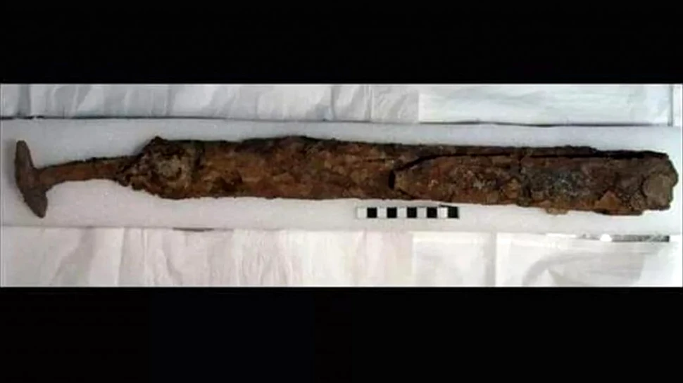 O sabie pliată, descoperită în mormântul unui soldat care a slujit în armata imperială romană