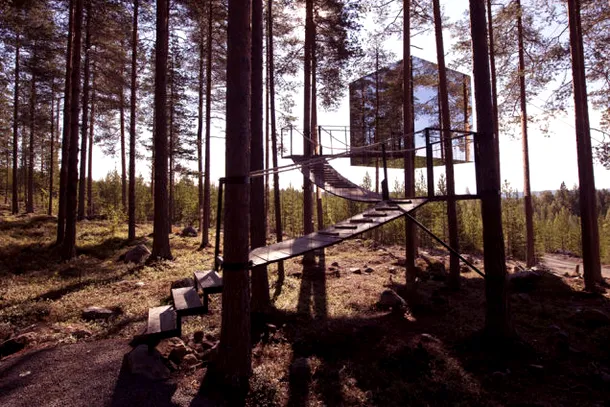 Mirrorcube, casă din copac, în Harads, Suedia, proiectată de Tham & Videgard