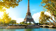 Ce au pățit doi bărbați după ce au sărit cu parașuta de pe Turnul Eiffel?