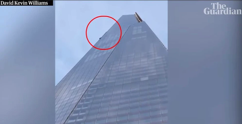 Momentul în care un bărbat s-a căţărat pe una dintre cele mai înalte clădiri din Europa, ce măsoară 310 metri