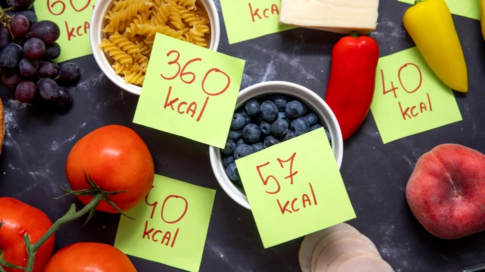 Nu doar caloriile contează: cum influențează ora mesei și ritmul în care mâncăm greutatea corporală