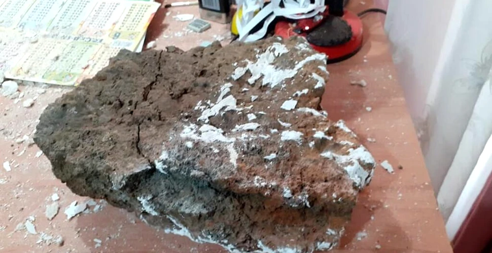 O „piatră suspectă” a găurit acoperișul unei case din Hunedoara. Ce era de fapt?