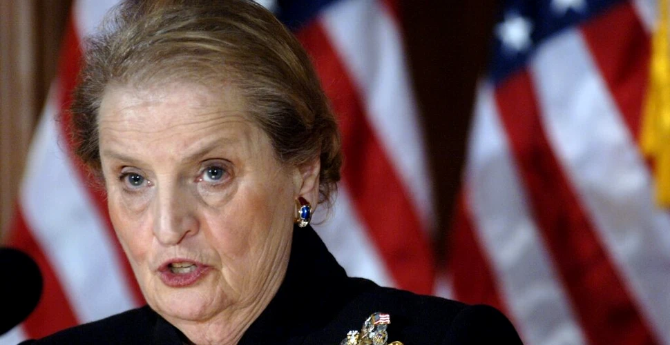 Madeleine Albright, politicianul cu broșe pe post de mesageri politici. „Diferența dintre oameni și alte mamifere este că noi știm cum să accesorizăm”