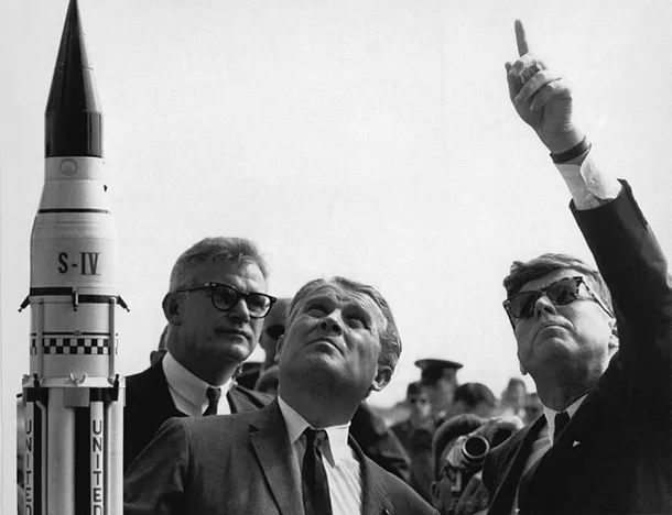 Werner von Braun alături de preşedintele american J.F. Kennedy