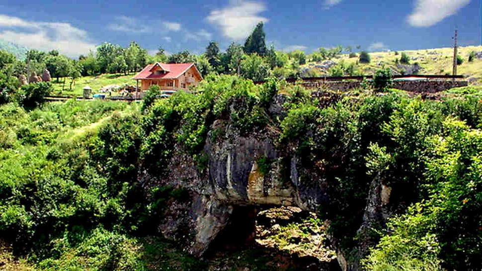 „Podul lui Dumnezeu”, din România, singurul pod natural din lume pe care se poate circula cu maşina. FOTO