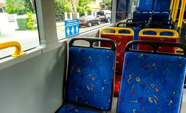 Adevărul despre modelele colorate folosite pentru scaunele din autobuze și trenuri