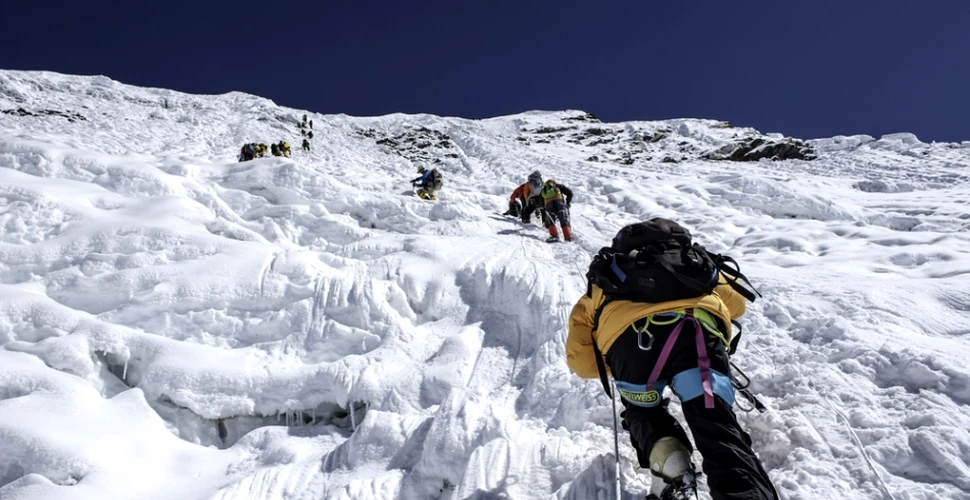 Tragedie în Himalaya. Cel puţin 24 alpinişti au murit