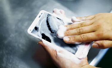 Primul smartphone care se spală cu apă şi săpun – VIDEO