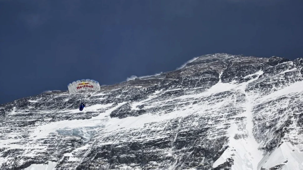 Un alpinist român vrea să escaladeze vârful Everest fără oxigen suplimentar