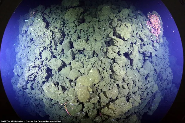 Imaginile SPECTACULOASE cu vulcanii subacvatici