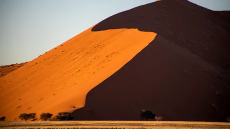 Trei turiști s-au pozat goi pe una dintre cele mai importante atracții din Namibia