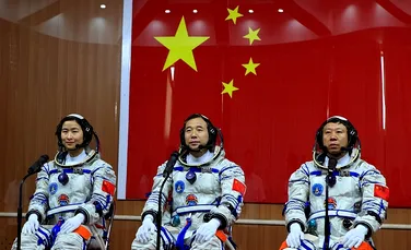 Trei cosmonauţi vor fi lansaţi în spaţiu în cadrul unei misiuni cruciale pentru ambiţiosul program spaţial chinez