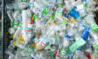 Un tânăr cercetător a reușit să producă benzină și motorină din plastic reciclat