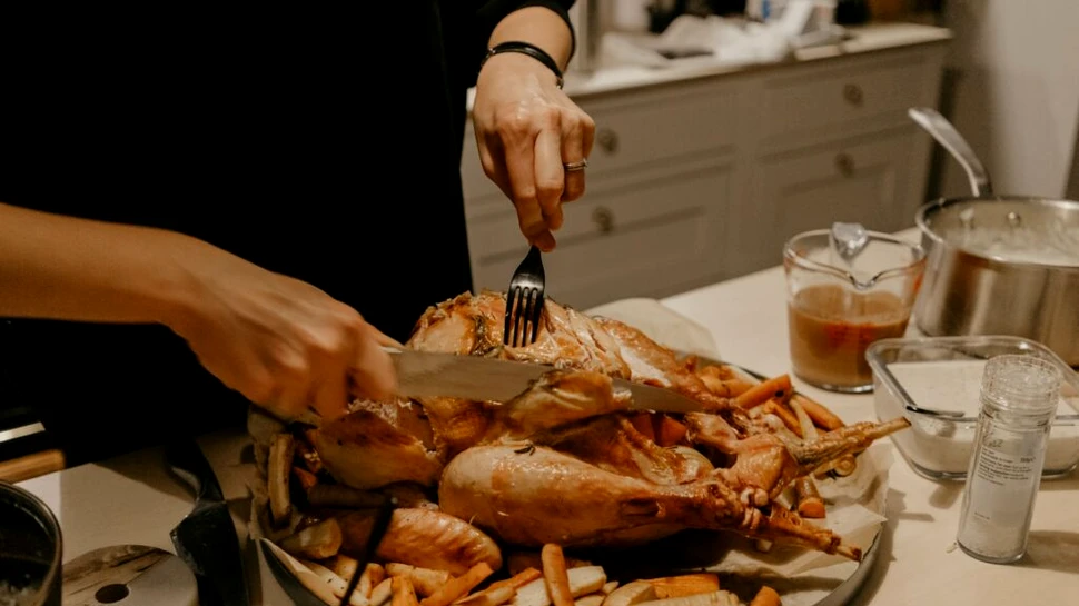 Cum să gătiți un pui întreg la grătar pentru cina perfectă de vară