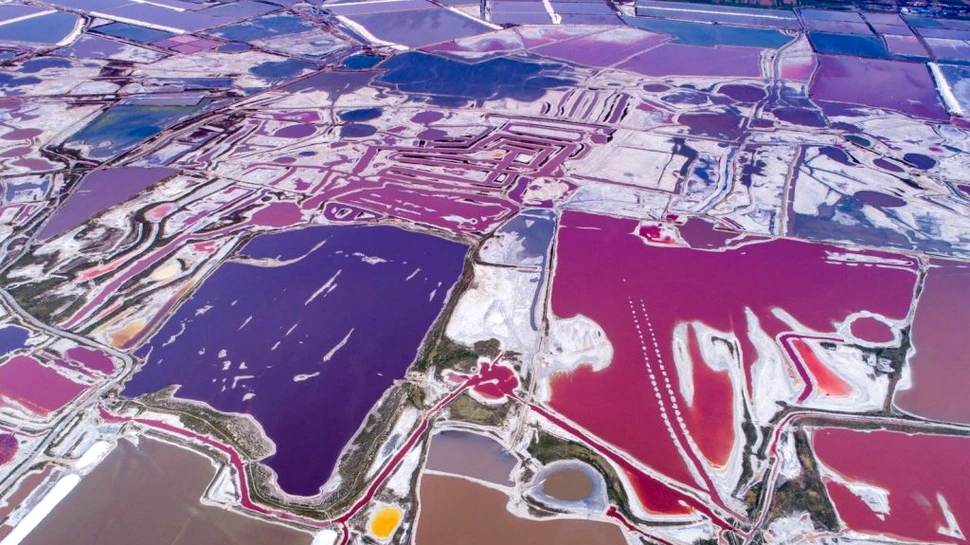 Lacul care-şi schimbă culorile din China, unul dintre cele mai IMPRESIONANTE spectacole ale naturii