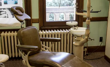 Cel mai mare muzeu al stomatologiei din lume: 40.000 de artefacte, scaune dentare din secolul XIX, radiografii timpurii și povești uimitoare