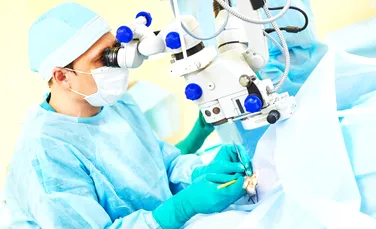 O simplă operaţie de cataractă a dus la o descoperire care i-a şocat pe chirurgi. Ce au găsit aceştia în ochii pacientei