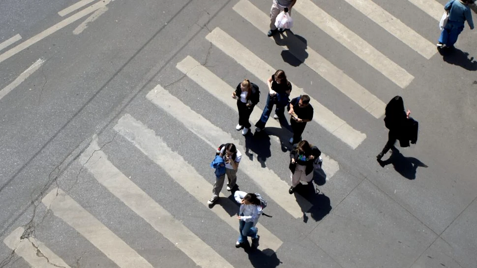 De ce vorbitul cu străinii este recomandat și ce pierdem atunci când renunțăm la acest reflex?