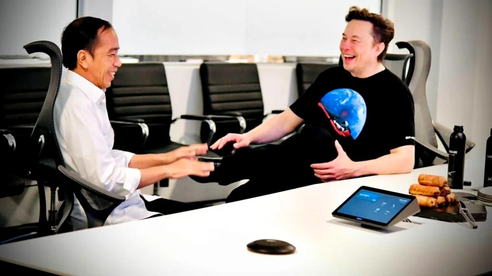 Elon Musk, surprins în timp ce folosea scutul termic de la Starship drept farfurie pentru gustări