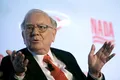 Ce știe Warren Buffett și nu spune? Magnatul adună numerar și vinde acțiuni