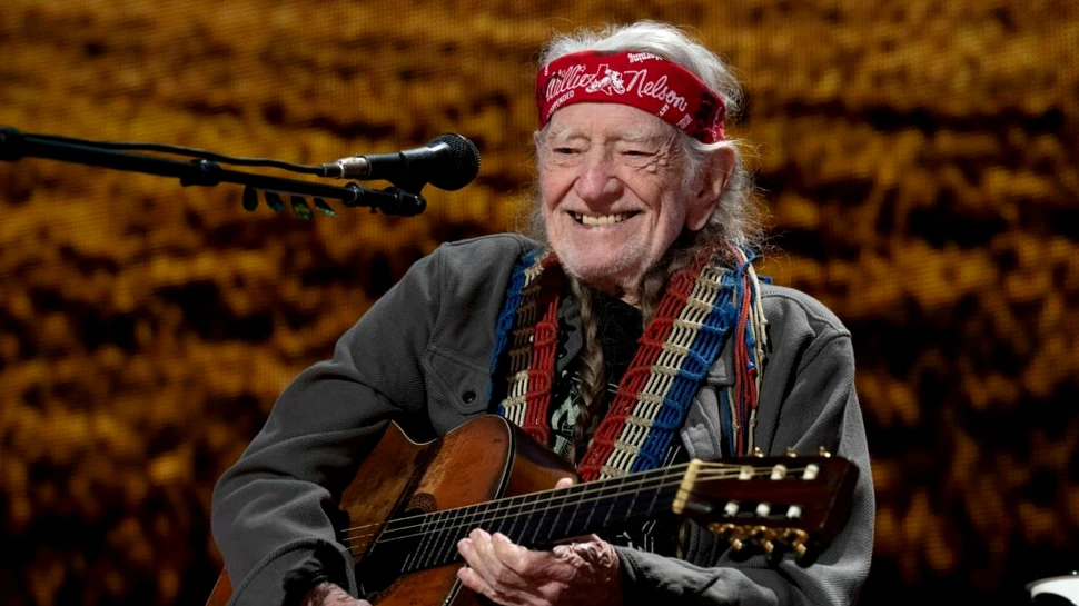 Willie Nelson, „băiatul rău” al muzicii country. „Dacă vrei cu adevărat să te înțelegi cu cineva, lasă-l să fie el însuși”