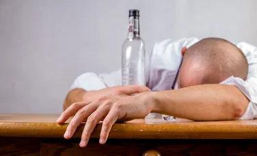 Ce afecţiuni, alimente şi medicamente te pot aduce, aparent, în pragul comei alcoolice