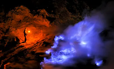 Imagini uimitoare ale vulcanului Kawah Ijen (FOTO)