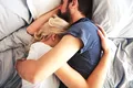 Adulții dorm mai bine împreună decât atunci când o fac singuri. Iată ce spun cercetătorii