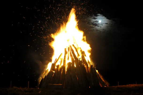 Luna plina poate fi observata in spatele unui foc de tabara, in orasul Baia de Arama, duminica, 10 august 2014. 