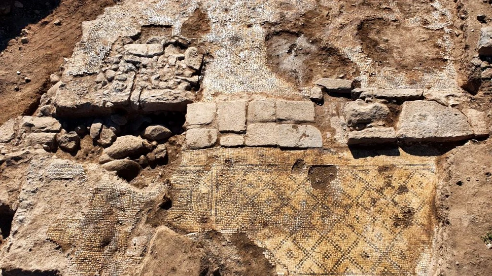 O piatră inscripționată cu mesajul „Hristos, născut de Maria”, descoperită de arheologii din Israel
