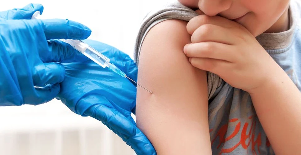 Franţa va implementa o schemă obligatorie compusă din 11 vaccinuri. Ce se întâmplă în România