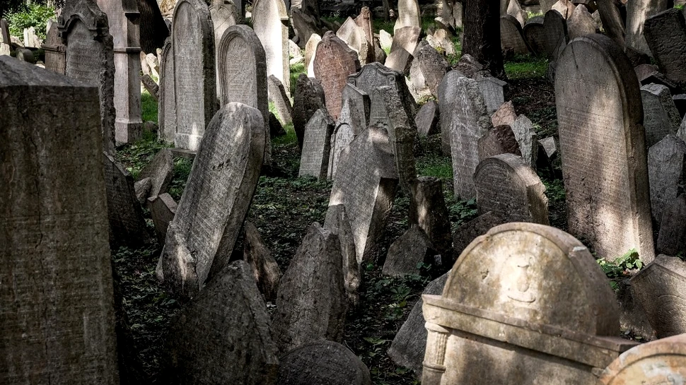 Pavaje din pietre funerare evreieşti descoperite în Praga