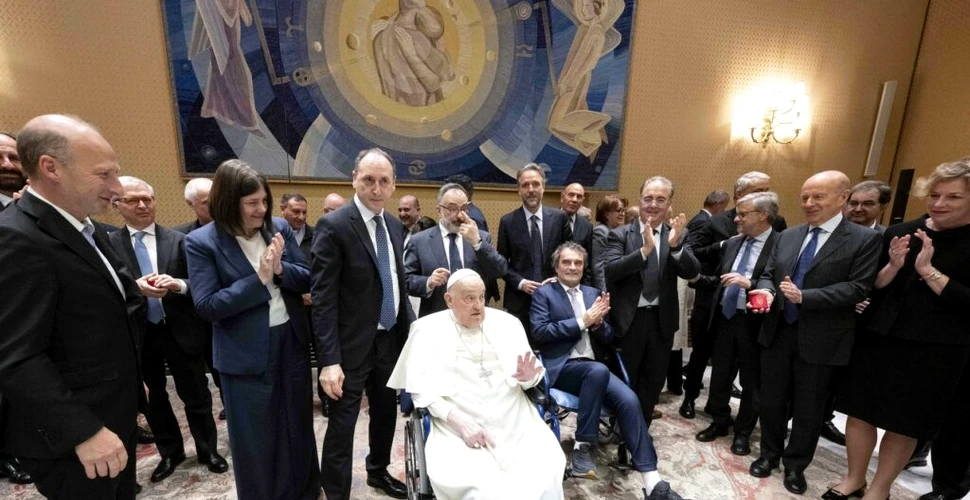 Papa Francisc le-a mulțumit medicilor care i-au salvat viața