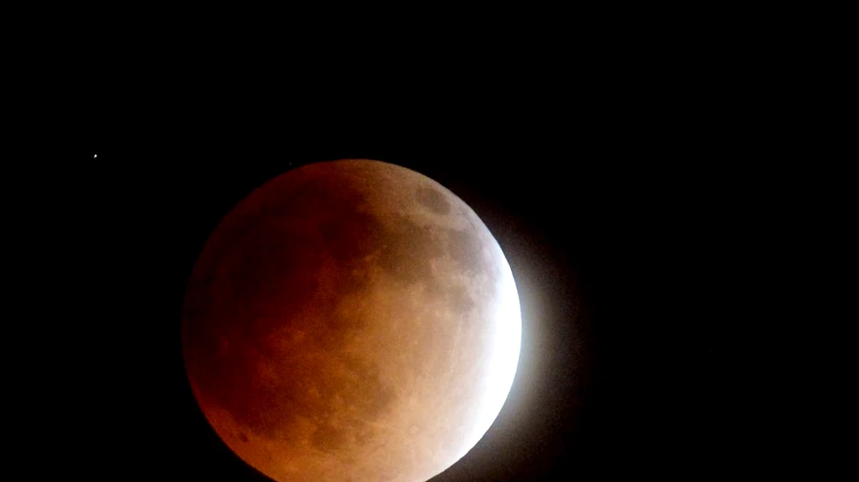 Imaginea săptămânii: Cum arată ravenele îngheţate pe Câmpiile de Nord de pe Marte