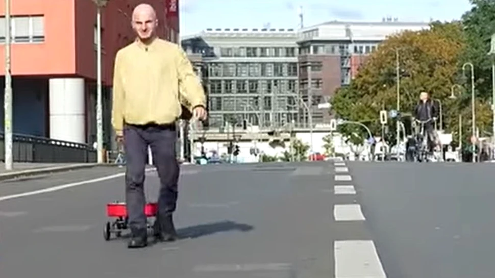 Un german a păcălit Google Maps după ce a tras un căruţ cu telefoane mobile pe străzile Berlinului