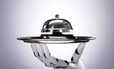 Un robot chelner a avut „o cădere nervoasă” într-un restaurant și a început să spargă farfurii