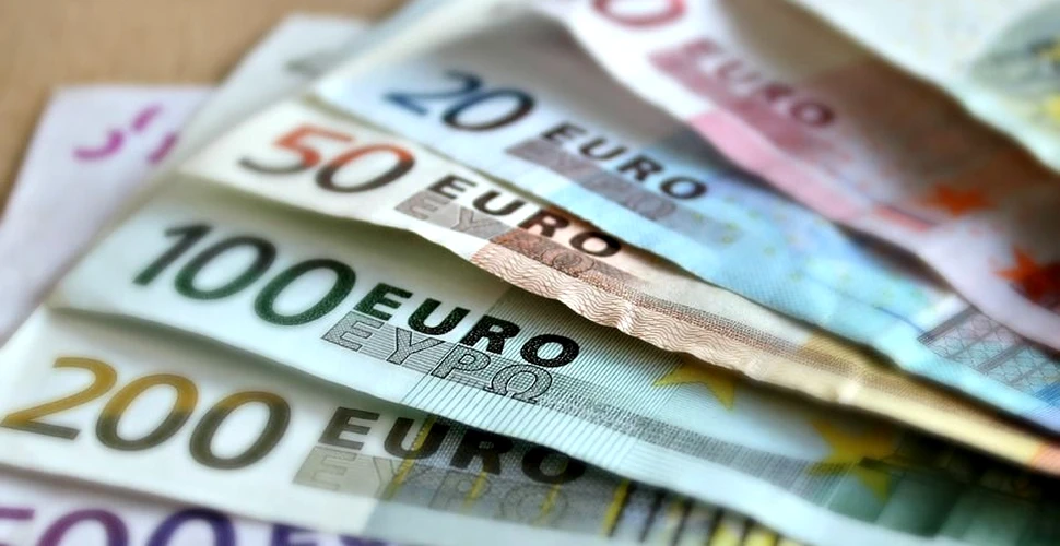 Cum arată noile bancnote de 100 şi 200 de euro, puse în circulaţie de Banca Centrală Europeană